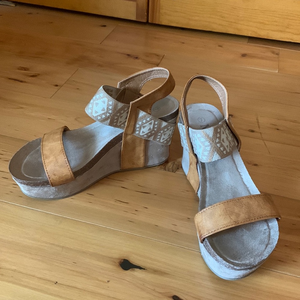 Platform sandals